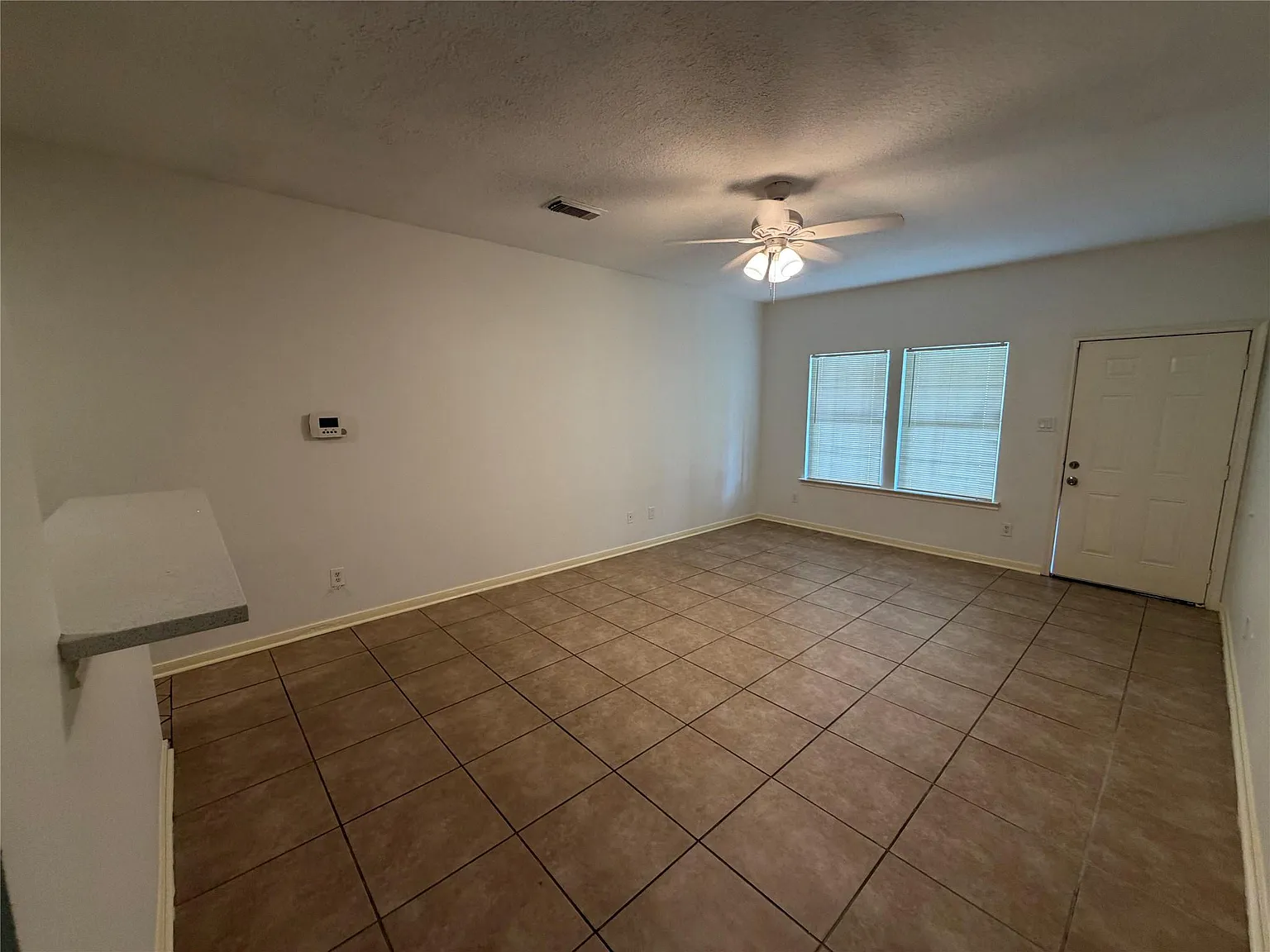 3 bed, 2.0 bath, 1075 sqft, $2,000 — Photo 3