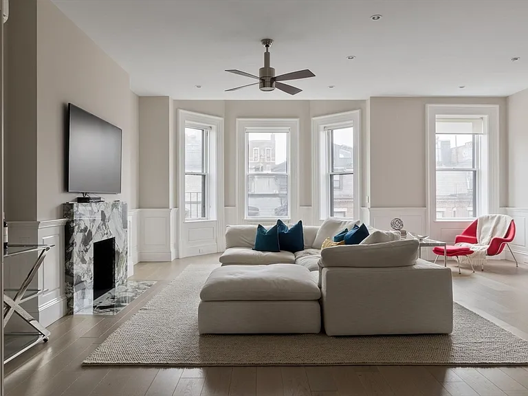 135 Commonwealth Ave — Photo 1