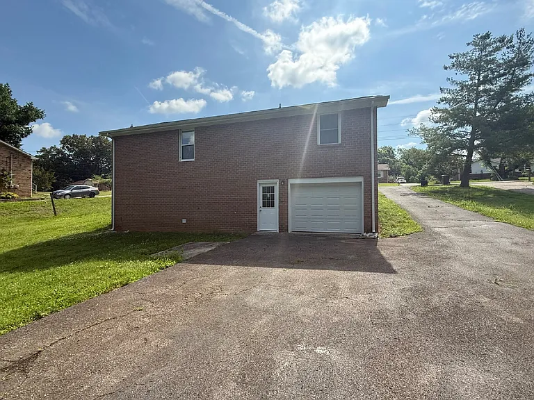 1318 Courtney Dr — Photo 2