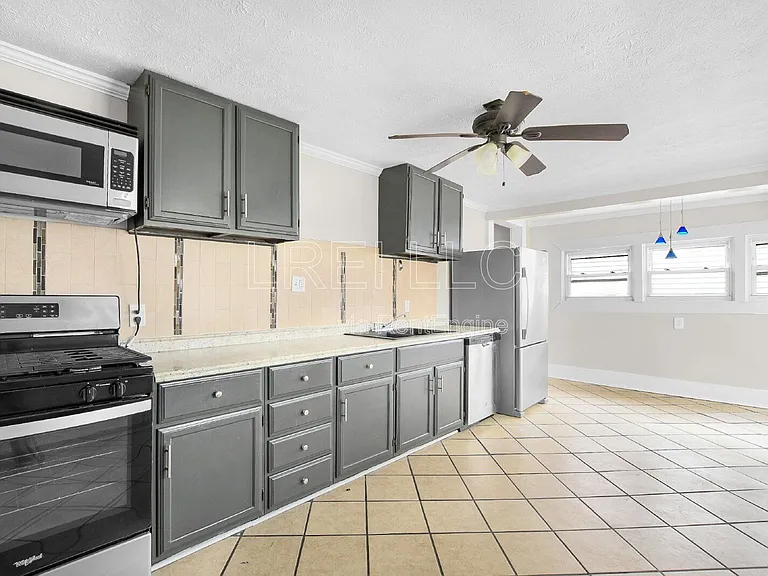 1014 Goss Ave — Photo 8