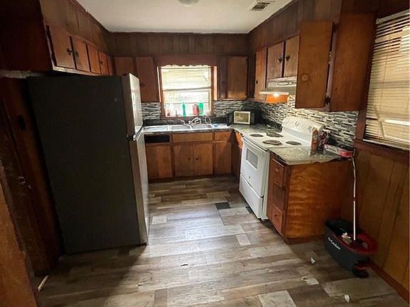 2nd image of 3202 Lott Rd