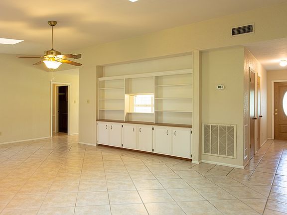 4th image of 218 Spanish Oak Ln W