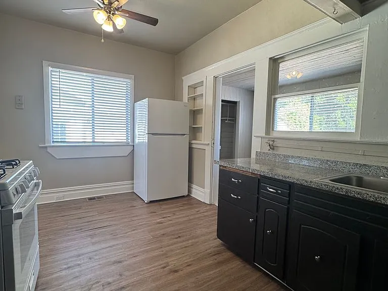 513 E Walnut St — Photo 13