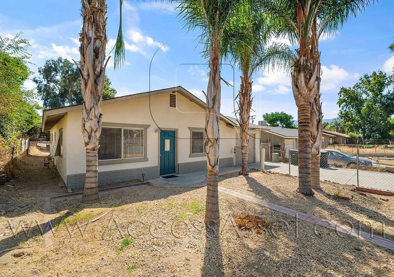 Charming 4 Bed/2 Bath home With A Spacious Yard! — Photo 1