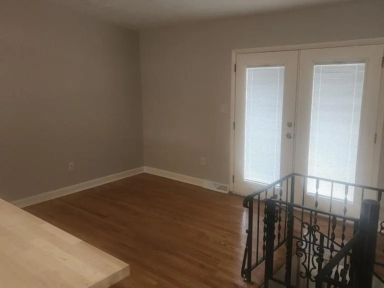 8600 Everett St — Photo 2