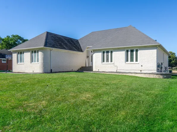 48343 Jerome Dr, Shelby Township, MI 48315