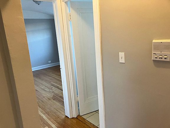 5th image of 5541 N Sawyer Ave #1C