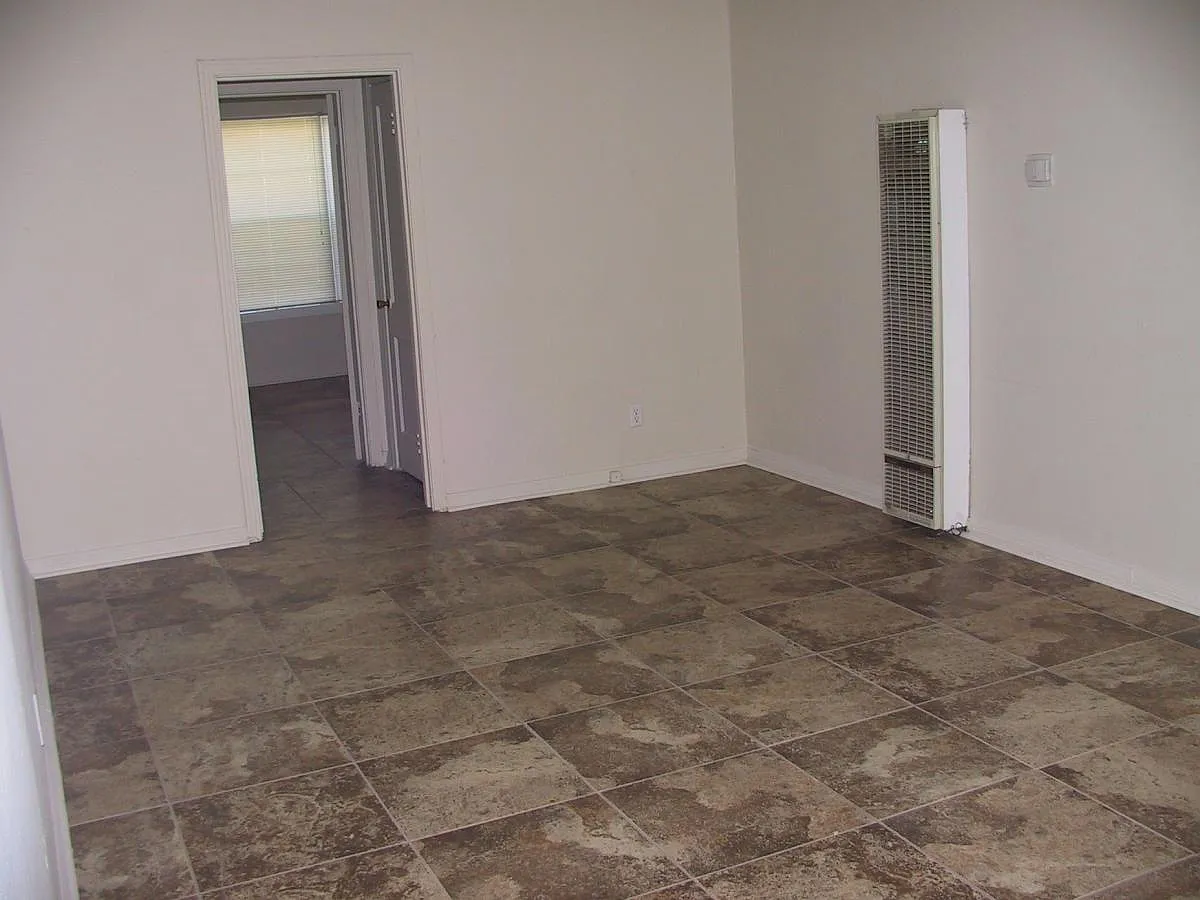 3 bed, 1100 sqft, $950 — Photo 2
