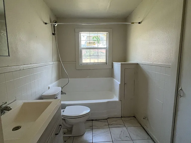 212 N Ross Ave — Photo 3