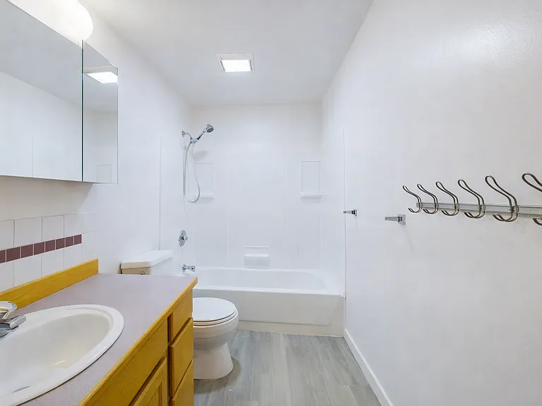604 2nd St #4 — Photo 5