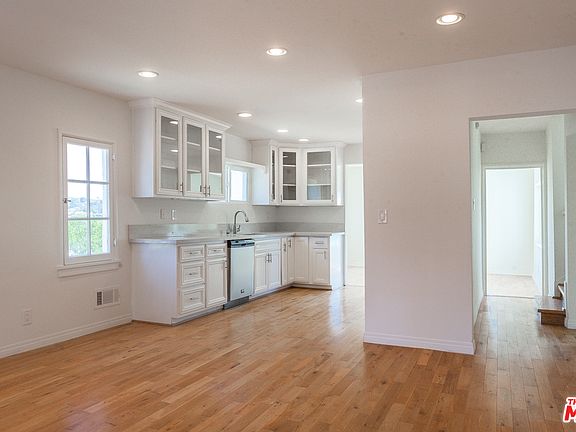 4th image of 940 Micheltorena St