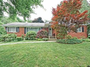 10 Tamarack Ln, Niskayuna, NY 12309