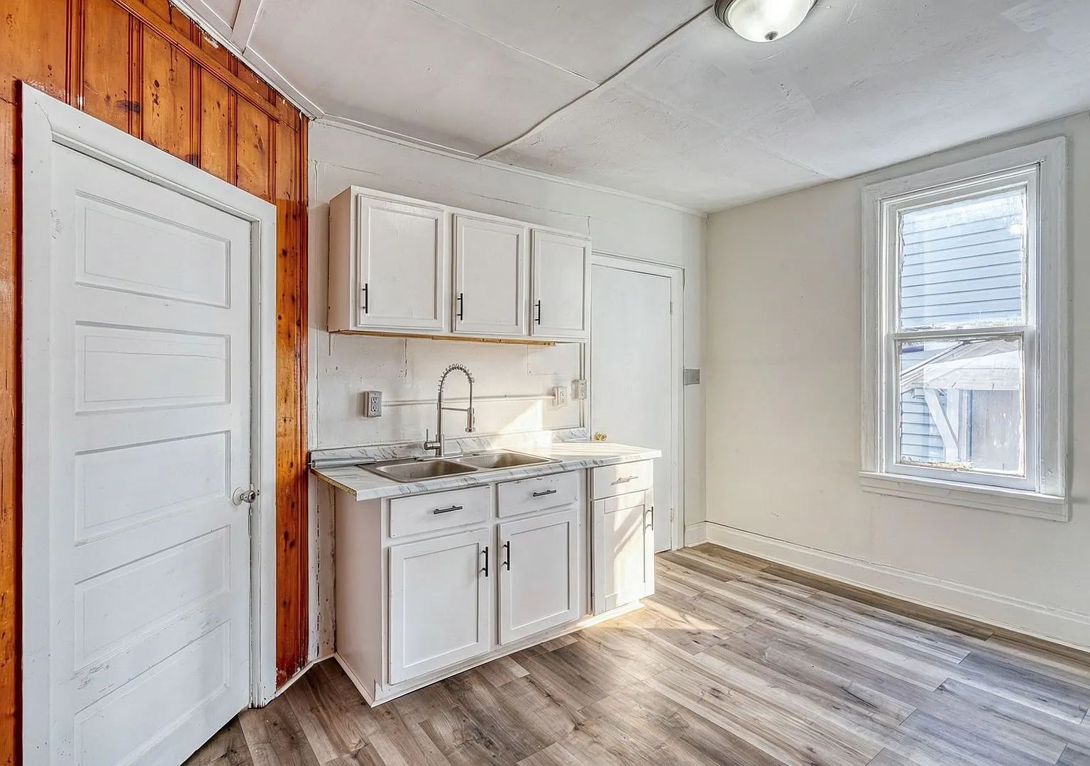 Newly Renovated 4 Bedroom 1 Bathroom Home in Harrisburg — Photo 4