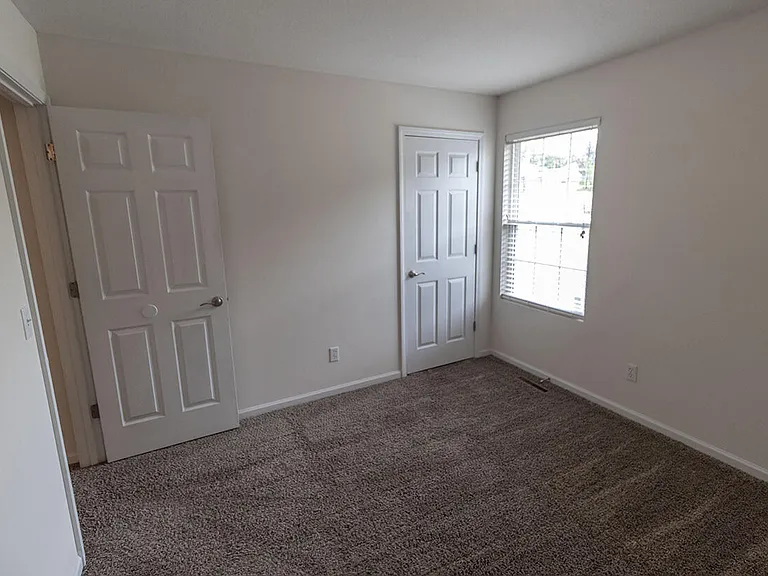 3306 E Saint Charles Rd — Photo 25