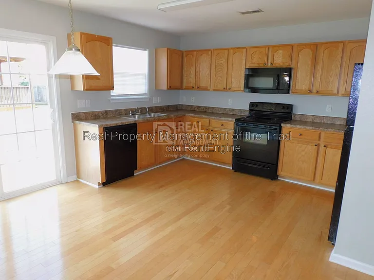 8 Rockport Ct — Photo 3