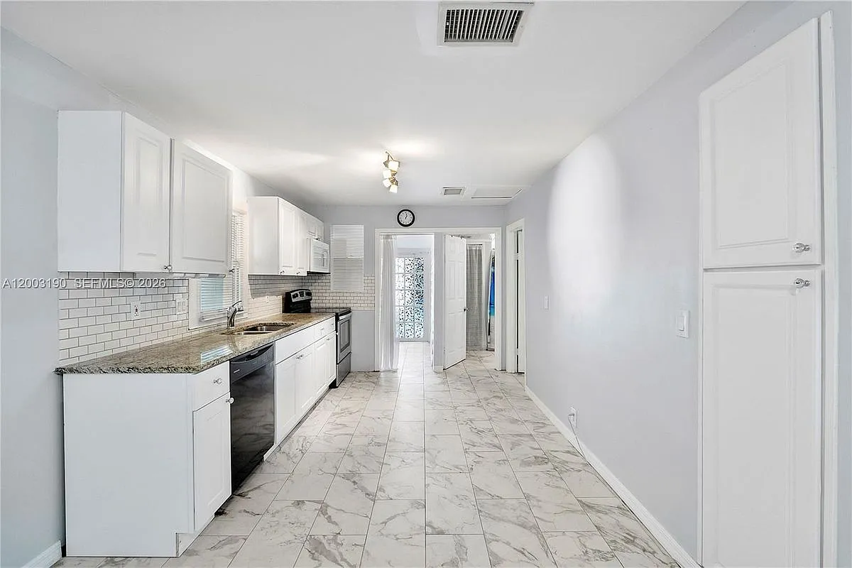 Building Photo - 901 NE 38th St #1