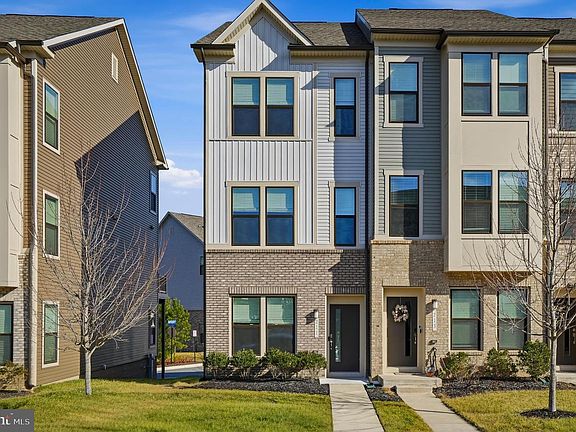 2nd image of 211 Narrowleaf Way