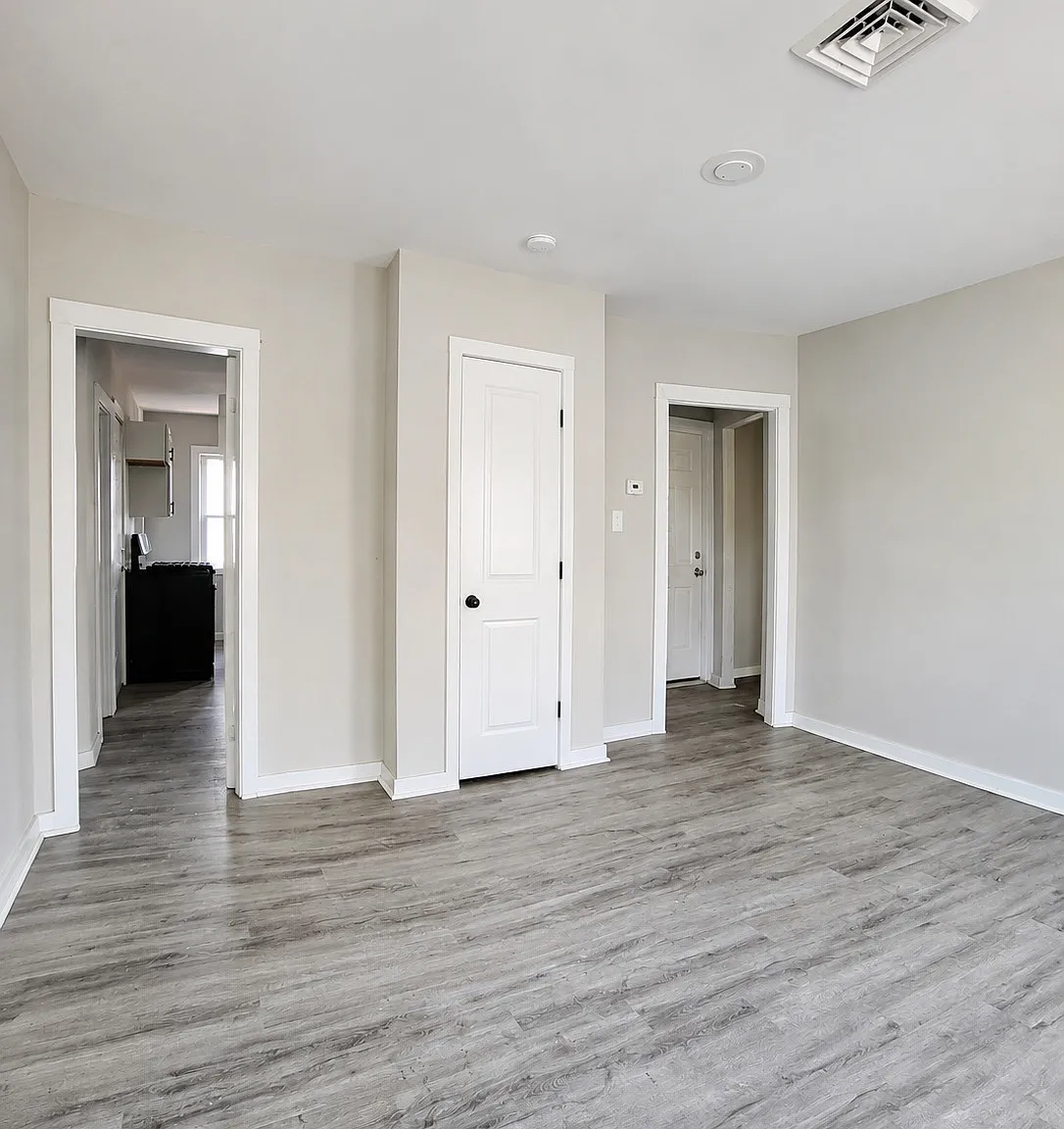 3 bed, 1.0 bath, 1300 sqft, $1,900 — Photo 2