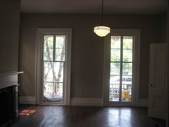 5th image of 211 W Waldburg Ln
