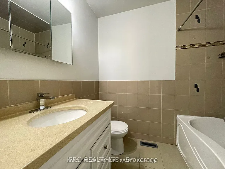 498 Daralea Hts #UPPER — Photo 15