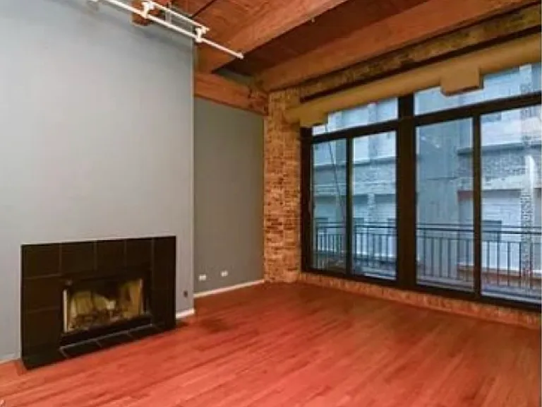 375 W Erie St #321 — Photo 2