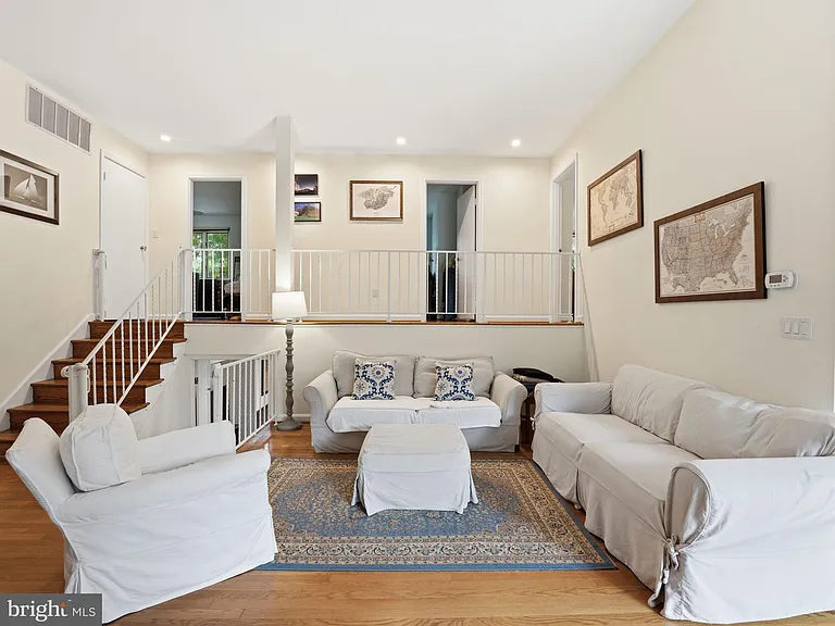405 Underhill Pl — Photo 5