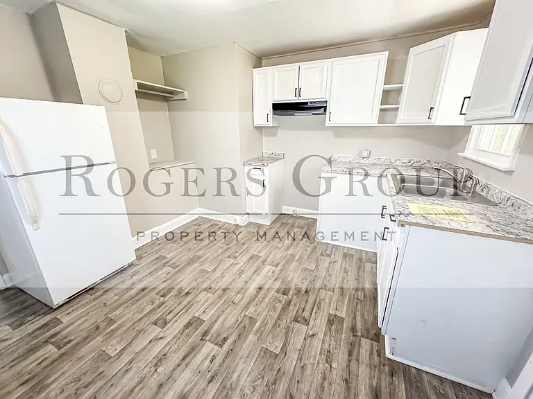516 N Clark St — Photo 2