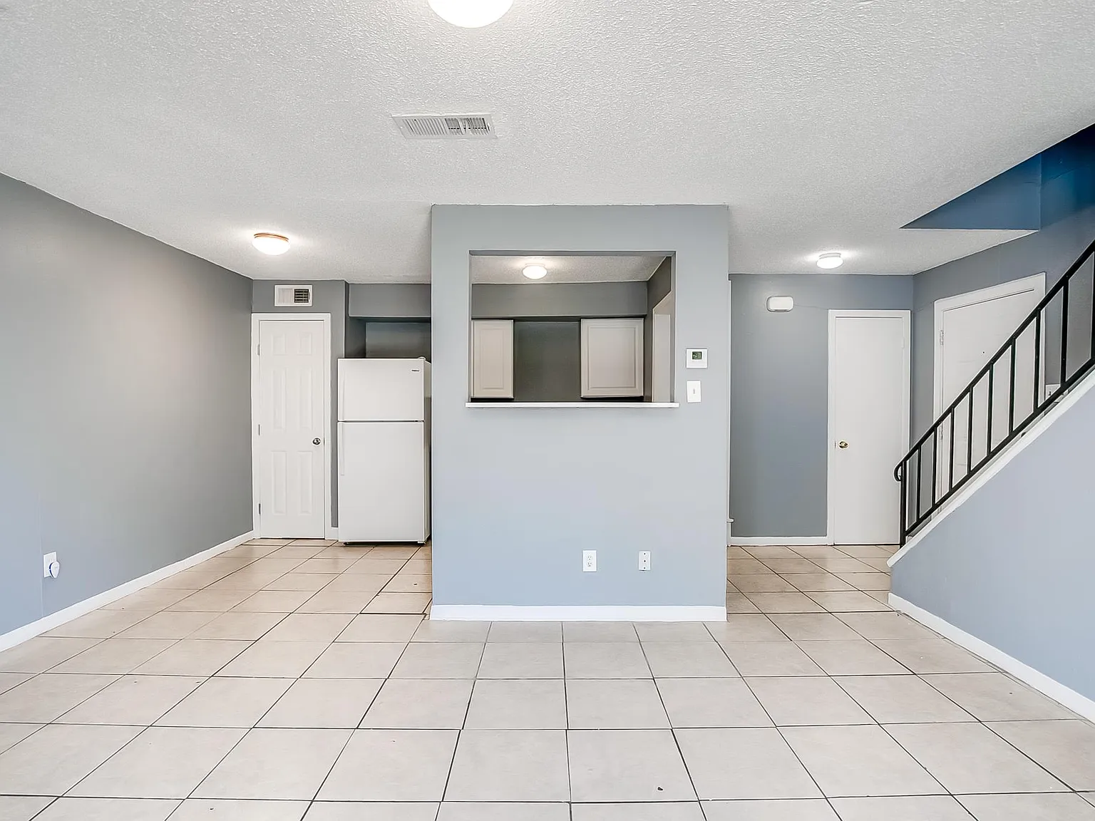 1 bed, 1.5 bath, 903 sqft, $1,000 — Photo 3