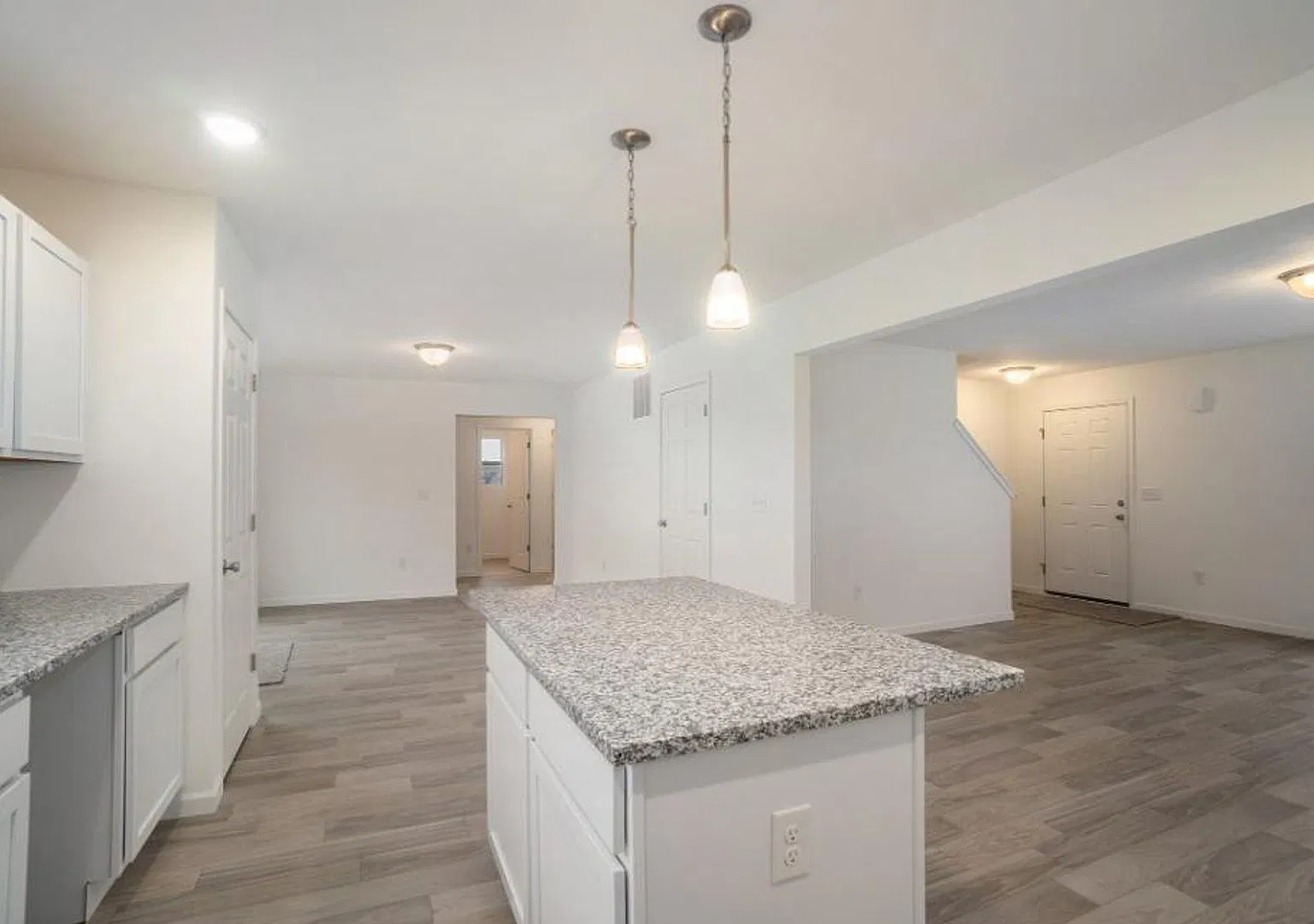 1 Month FREE Rent! Applied to Your First Full Month. Terms & Conditions Apply. — Photo 4
