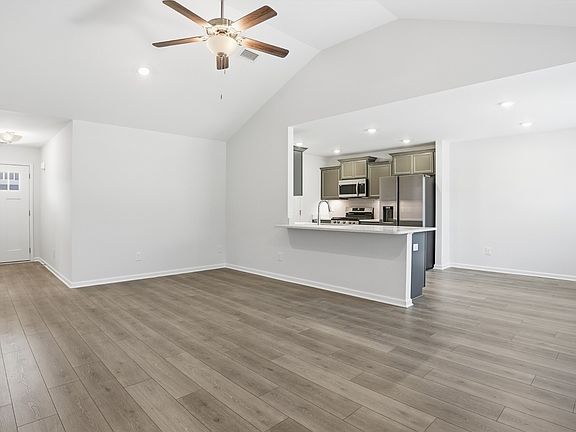 4th image of 180 Stillwater Way