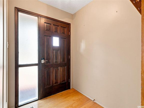 2nd image of 402 Begg CRESCENT