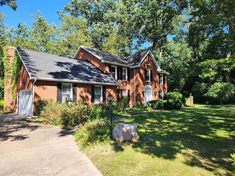 17115 Ridgefield Ct — Photo 2