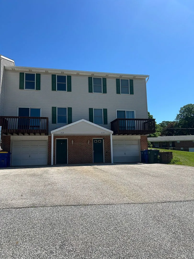 Newly Renovated Townhome in Dallastown — Photo 1