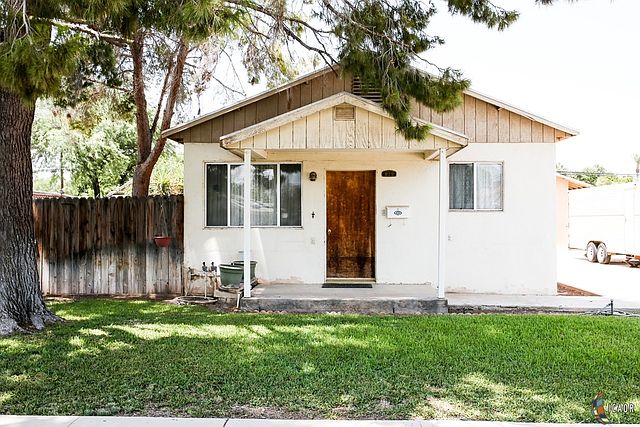 1st image of 829 Fern Ave