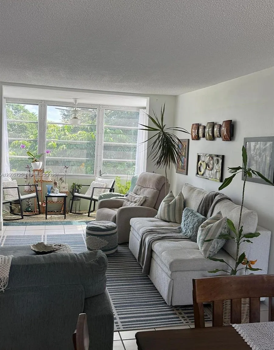 Royal Oaks Condo — Photo 1