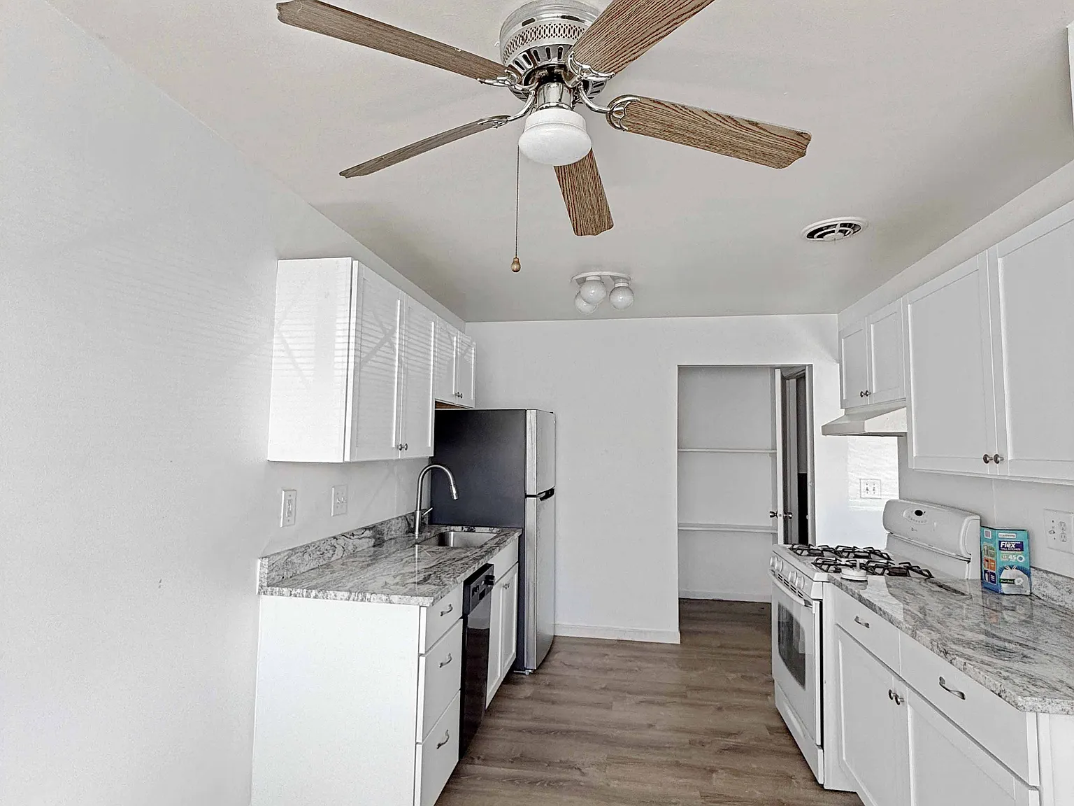 2 bed, 1.5 bath, 908 sqft, $1,350 — Photo 3