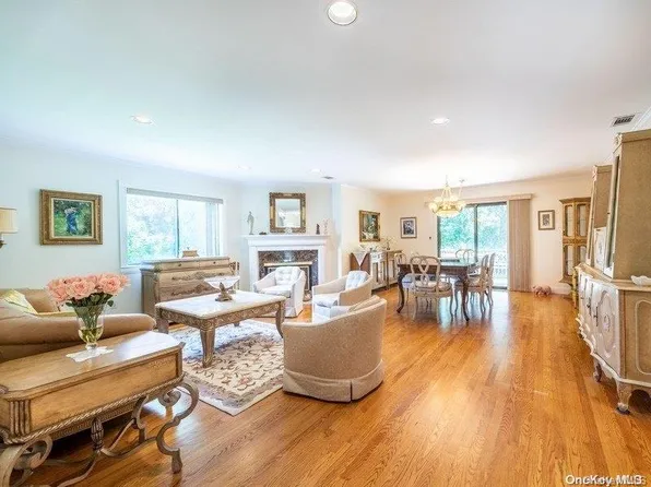 50 Wimbledon Drive #50, Roslyn, NY 11576