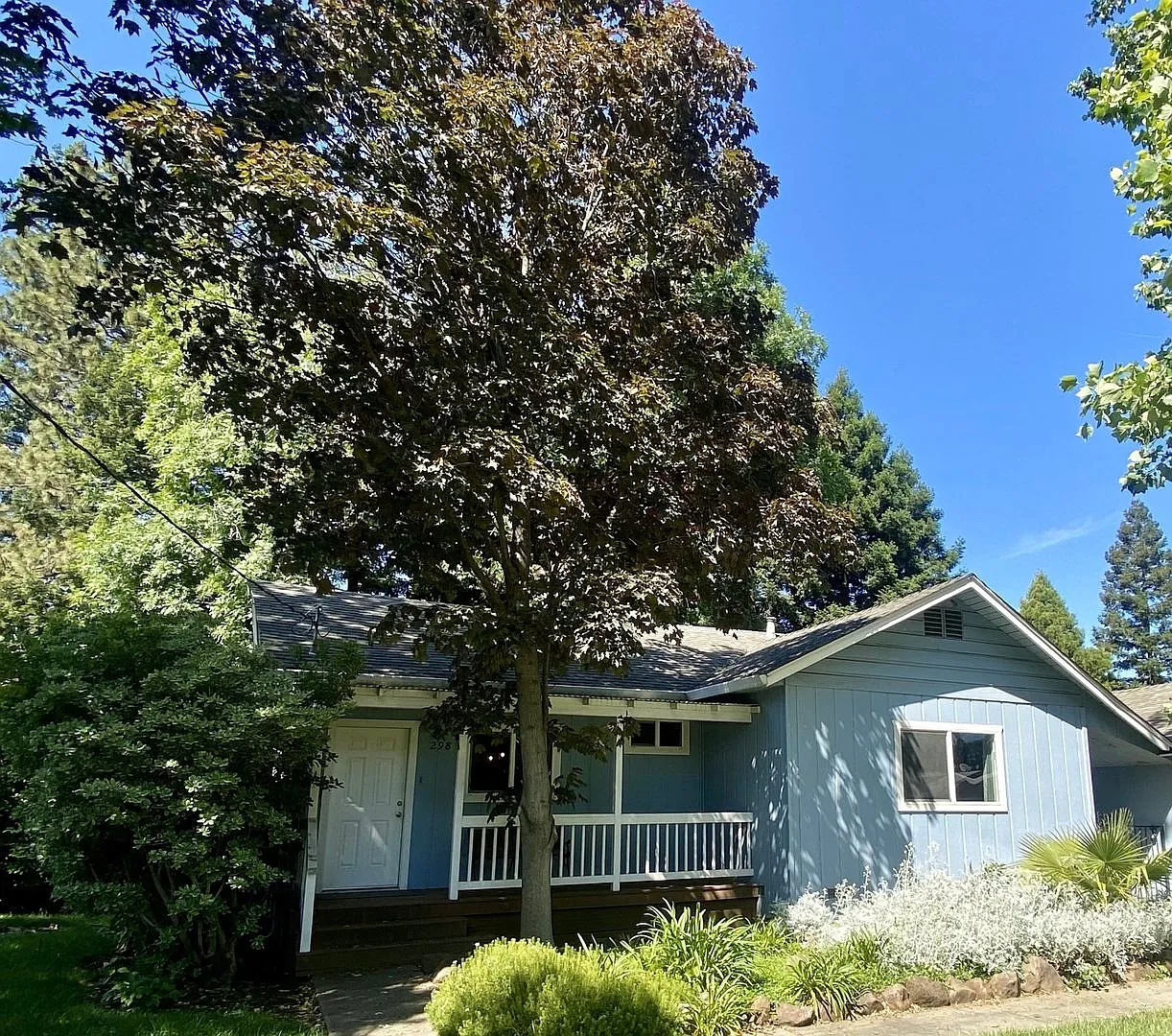 2 bedroom house with beautiful backyard! — Photo 1
