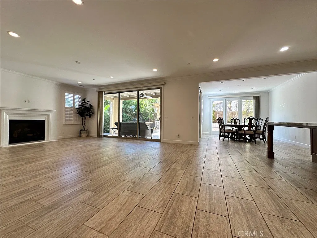 4 bed, 3294 sqft, $7,200 — Photo 2