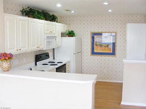 5th image of 943 Pensford Dr