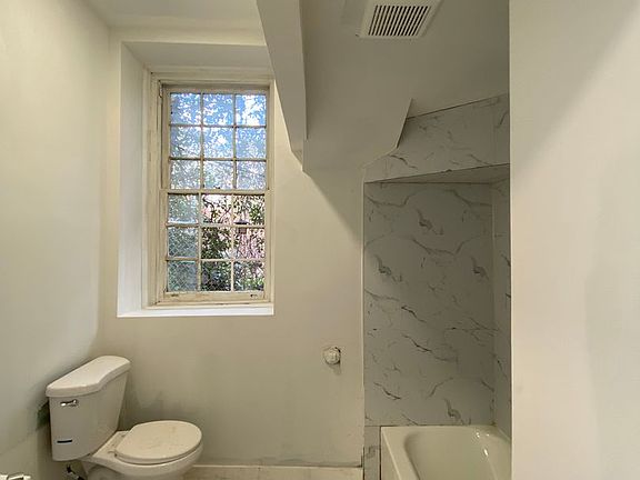 5th image of 260 W Johnson St #4172EF496