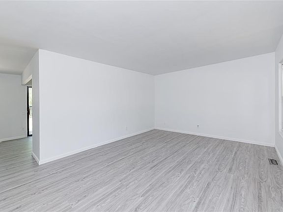 3rd image of 1035 N Park Ln