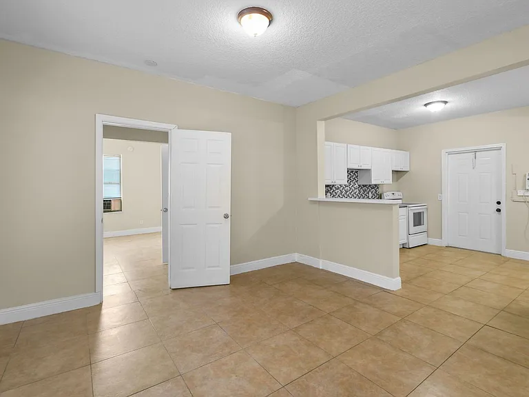 3721 Henry Ave — Photo 2