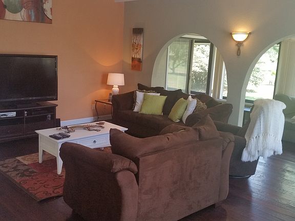 Spacious living room