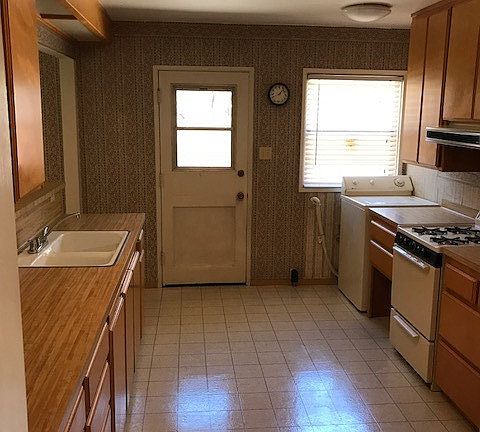 4th image of 472 Saint Bonaventure Ave