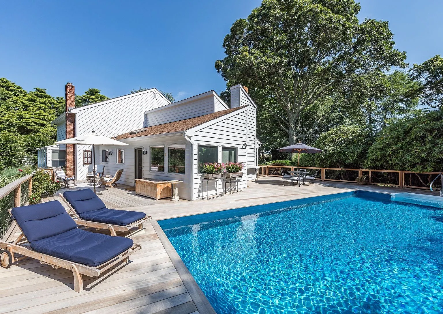 Elegant Oasis with Golf Course Views — Photo 1