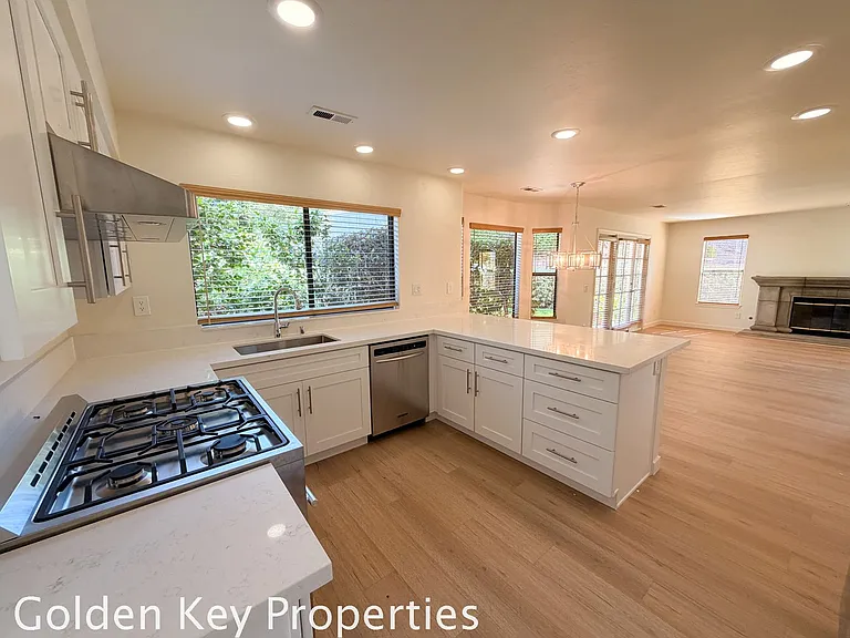 2230 Sara Way — Photo 7