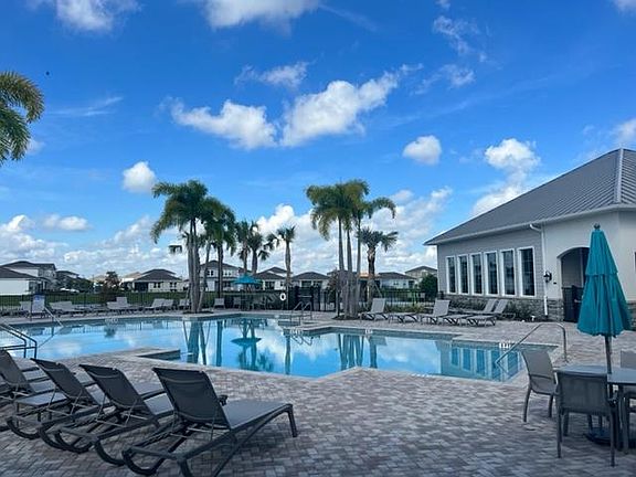 RESORT STYLE SWIMMING POOL