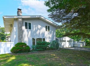 1 Horseshoe Ln, Commack, NY 11725