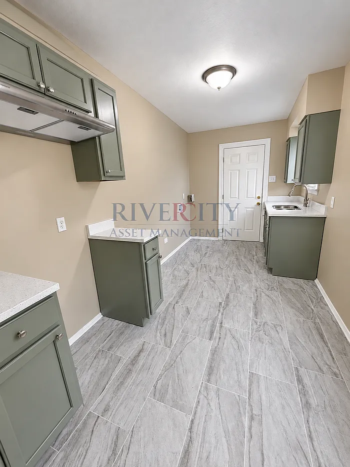 3 bed, 1.0 bath, 888 sqft, $1,295 — Photo 3